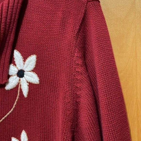 Woman’s sweater.                   201 - Picture 4 of 6